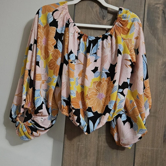 Willow and Root from buckle off shoulder floral sheer top. Side medium - Picture 9 of 11